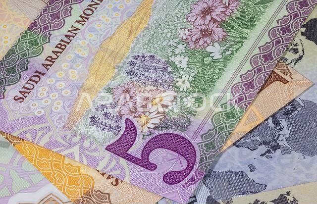 صورة مقرّبة لعملة سعودية. العملة الورقية السعودية. الريال السعودي بصورة الملك سلمان. هيئة النقد السعودية تكشف النقاب عنه