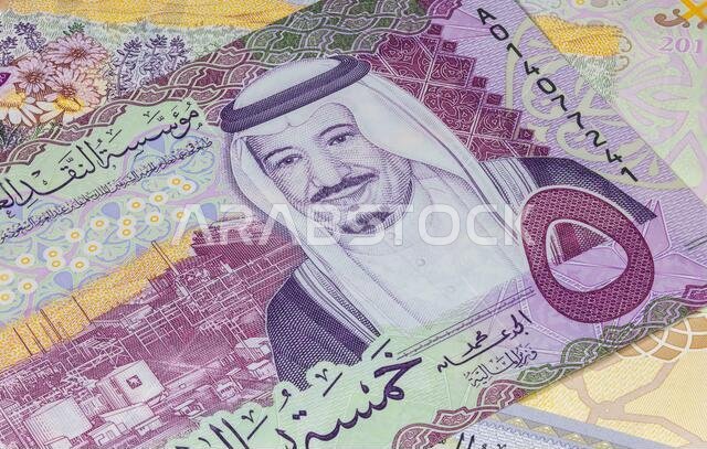 صورة مقرّبة لعملة سعودية. العملة الورقية السعودية. الريال السعودي بصورة الملك سلمان. هيئة النقد السعودية تكشف النقاب عنه