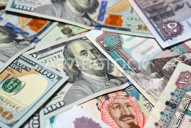 العملة السعودية مقابل العملة الأمريكية والعملة المصرية. عملة غير واضحة. سعر صرف الريال السعودي والجنيه المصري والدولار الأمريكي