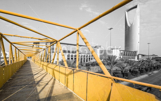 صورة إبداعية لبرج المملكة في مدينة الرياض بالمملكة العربية السعودية، الأبراج وناطحات السحاب، الفن الهندسي المعماري بالسعودية، برج المملكة، معالم الرياض مشهورة، السياحة في السعودية