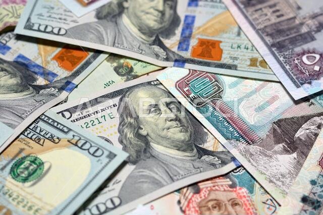 العملة السعودية مقابل العملة الأمريكية والعملة المصرية. عملة غير واضحة. سعر صرف الريال السعودي والجنيه المصري والدولار الأمريكي