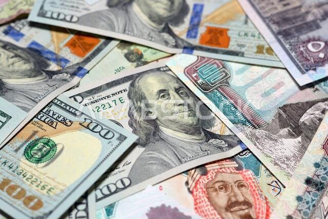 العملة السعودية مقابل العملة الأمريكية والعملة المصرية. عملة غير واضحة. سعر صرف الريال السعودي والجنيه المصري والدولار الأمريكي