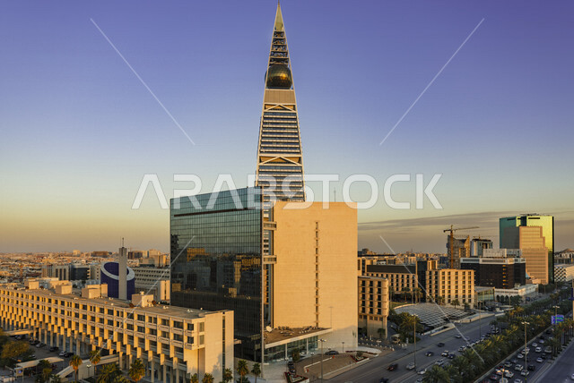 صورة إبداعية لبرج الفيصلية في مدينة الرياض بالمملكة العربية السعودية، الأبراج وناطحات السحاب، الطرق والشوارع، حركة المرور، الفن الهندسي المعماري بالسعودية، معالم الرياض مشهورة، برج الفيصلية، السياحة في السعودية