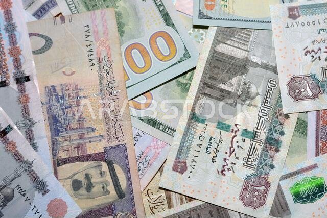 العملة السعودية مقابل العملة الأمريكية والعملة المصرية. عملة غير واضحة. سعر صرف الريال السعودي والجنيه المصري والدولار الأمريكي