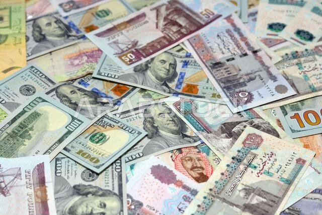 العملة السعودية مقابل العملة الأمريكية والعملة المصرية. عملة غير واضحة. سعر صرف الريال السعودي والجنيه المصري والدولار الأمريكي