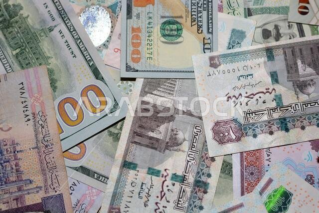 العملة السعودية مقابل العملة الأمريكية والعملة المصرية. عملة غير واضحة. سعر صرف الريال السعودي والجنيه المصري والدولار الأمريكي