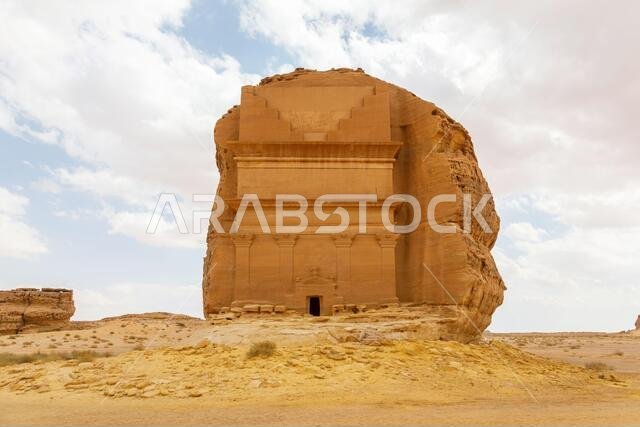 ضريح لحيان بن كوزا، المعروف باسم قصر الفريد، وهو أشهر ضريح في العلا بمنطقة مدائن صالح، المملكة العربية السعودية