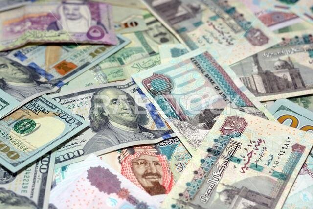 العملة السعودية مقابل العملة الأمريكية والعملة المصرية. عملة غير واضحة. سعر صرف الريال السعودي والجنيه المصري والدولار الأمريكي