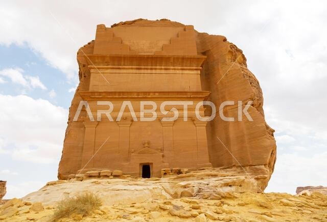 ضريح لحيان بن كوزا، المعروف باسم قصر الفريد، وهو أشهر ضريح في العلا بمنطقة مدائن صالح، المملكة العربية السعودية