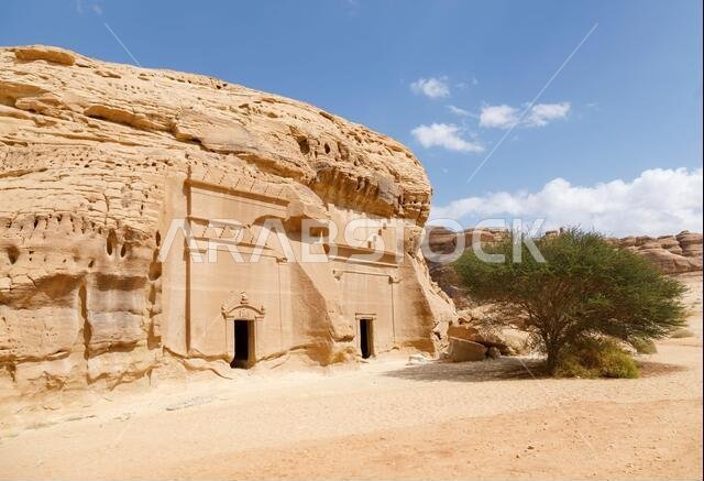 جبل البنات، أحد أكبر تجمعات المقابر في الحِجر، يضم 29 مقبرة ذات واجهات منحوتة بمهارة على جميع جوانب صخرة الحجر الرملي،
