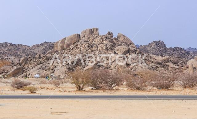 منظر طبيعي صحراوي جبلي في المملكة العربية السعودية