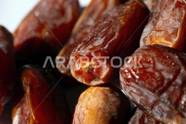 تمر الخلاص الحلو من المملكة العربية السعودية في طبق أبيض جاهز لشهر رمضان