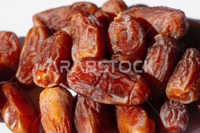 تمر الخلاص الحلو من المملكة العربية السعودية في طبق أبيض جاهز لشهر رمضان