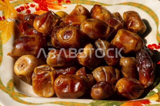 صورة علوية لتمر السكري الحلو (كرمة سكري) على طبق من المملكة العربية السعودية، جاهز لشهر رمضان.