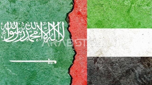 أعلام المملكة العربية السعودية والإمارات العربية المتحدة معزولة على خلفية جدار متصدع