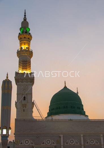 وقت الغروب في المدينة المنورة. منظر مسائي للمسجد النبوي الجميل في المدينة المنورة. قبة المسجد النبوي.