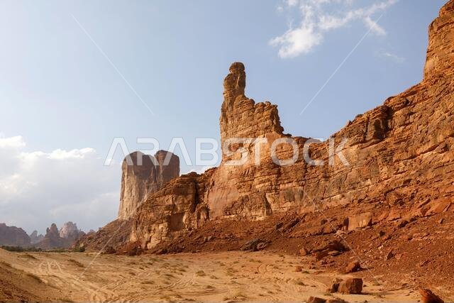 منظر طبيعي نموذجي لجبال متآكلة في واحة العلا الصحراوية في المملكة العربية السعودية