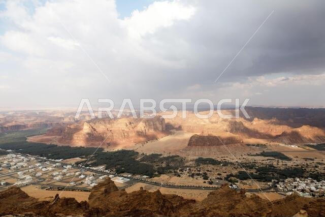 منظر باتجاه العلا، وهي واحة تقع وسط المناظر الطبيعية الجبلية في المملكة العربية السعودية