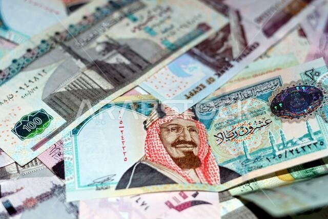 خلفية عن الأوراق النقدية السعودية والمصرية، فئات 100 و50 و20 و100 ريال سعودي، العملات السعودية والمصرية