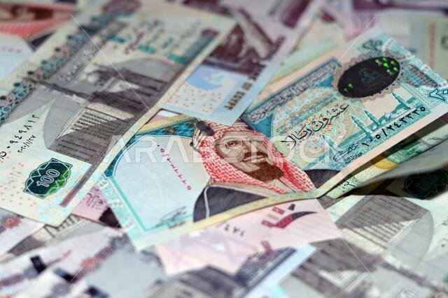خلفية عن الأوراق النقدية السعودية والمصرية، فئات 100 و50 و20 و100 ريال سعودي، العملات السعودية والمصرية