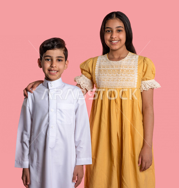 ورتريه لطفلان عربيان خليجيان سعوديان، العلاقات الأخوية المترابطة، علاقات اجتماعية، تعارف وصداقات، إيماءات وجه ويدين مختلفة تدل على السعادة، الوقوف بثقة، خلفية ملونة