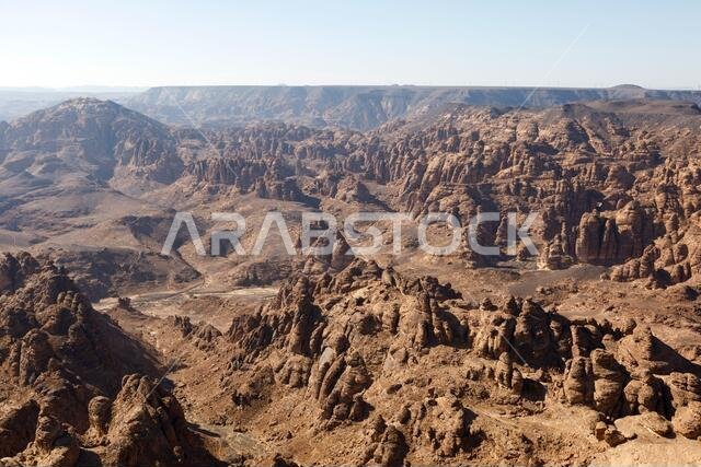 جبال متآكلة في صحراء العلا الصخرية، المملكة العربية السعودية