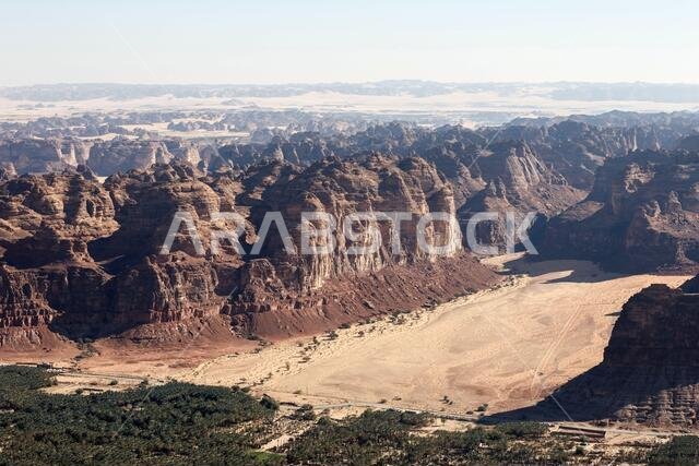 منظر طبيعي نموذجي لجبال متآكلة في واحة العلا الصحراوية في المملكة العربية السعودية