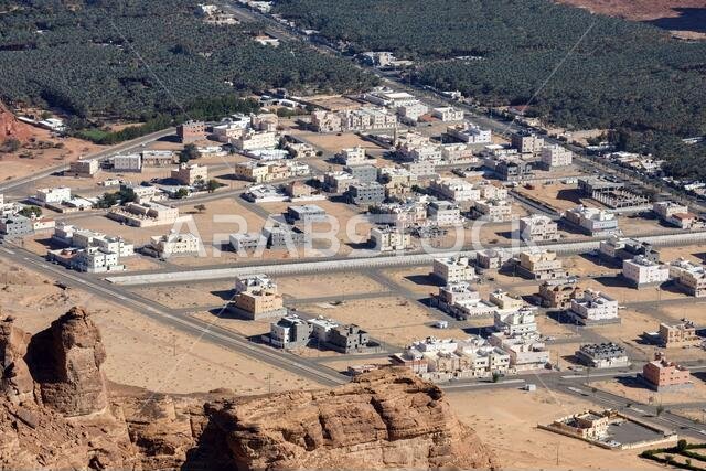 منظر باتجاه العلا، وهي واحة تقع وسط المناظر الطبيعية الجبلية في المملكة العربية السعودية