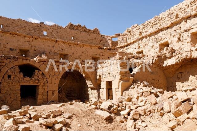 أطلال قلعة مبنية من الطوب الحجري بالقرب من مدينة تبوك. كانت إحدى المحطات الرئيسية للحجاج الشاميين في المملكة العربية السعودية. أطلال قلعة مبنية من الطوب الحجري بالقرب من مدينة تبوك. كانت إحدى المحطات الرئيسية للحجاج الشاميين في المملكة العربية السعودية.