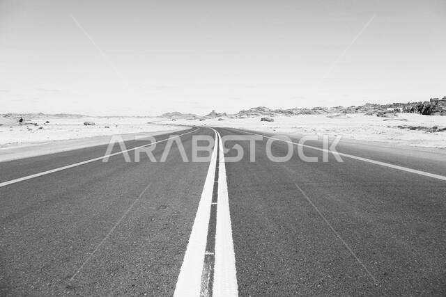 طريق نموذجي في المملكة العربية السعودية يمر عبر الصحراء