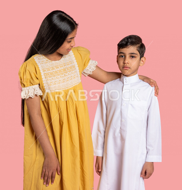 ورتريه لطفلان عربيان خليجيان سعوديان، العلاقات الأخوية المترابطة، علاقات اجتماعية، تعارف وصداقات، الحصول على الدعم، رفع المعنويات، الوقوف بثقة، خلفية ملونة