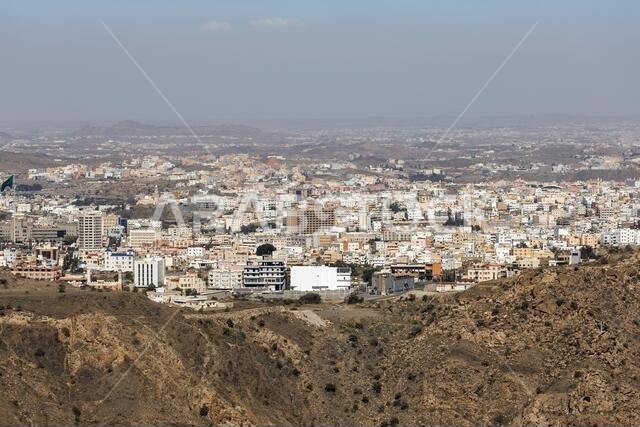 أبها، المملكة العربية السعودية، 24 فبراير 2020: تقع مدينة أبها في جنوب شرق المملكة العربية السعودية على هضبة عالية على حافة وادٍ.