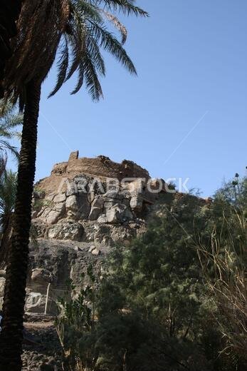 تقع خيبر شمال المدينة المنورة في الحجاز. قبل ظهور الإسلام في القرن السابع الميلادي، كان يسكنها العرب الأصليون، بالإضافة إلى اليهود. تقع خيبر شمال المدينة المنورة في الحجاز. قبل ظهور الإسلام في القرن السابع الميلادي، كان يسكنها العرب الأصليون، بالإضافة إلى اليهود.