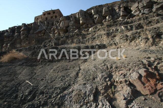 تقع خيبر شمال المدينة المنورة في الحجاز. قبل ظهور الإسلام في القرن السابع الميلادي، كان يسكنها العرب الأصليون، بالإضافة إلى اليهود.