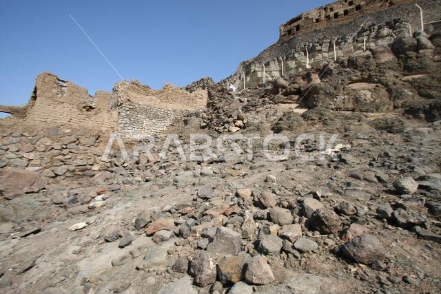 تقع خيبر شمال المدينة المنورة في الحجاز. قبل ظهور الإسلام في القرن السابع الميلادي، كان يسكنها العرب الأصليون، بالإضافة إلى اليهود.