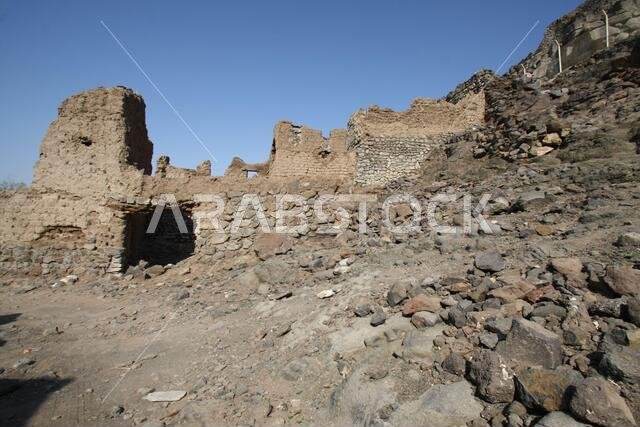 تقع خيبر شمال المدينة المنورة في الحجاز. قبل ظهور الإسلام في القرن السابع الميلادي، كان يسكنها العرب الأصليون، بالإضافة إلى اليهود.