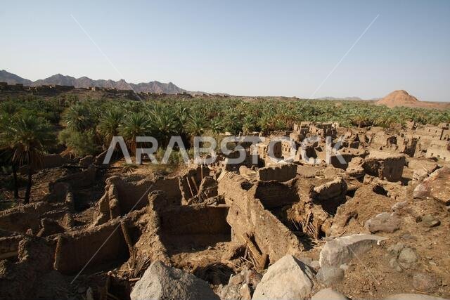 تقع خيبر شمال المدينة المنورة في الحجاز. قبل ظهور الإسلام في القرن السابع الميلادي، كان يسكنها العرب الأصليون، بالإضافة إلى اليهود.