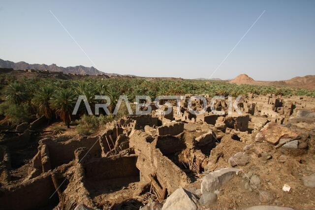 تقع خيبر شمال المدينة المنورة في الحجاز. قبل ظهور الإسلام في القرن السابع الميلادي، كان يسكنها العرب الأصليون، بالإضافة إلى اليهود. تقع خيبر شمال المدينة المنورة في الحجاز. قبل ظهور الإسلام في القرن السابع الميلادي، كان يسكنها العرب الأصليون، بالإضافة إلى اليهود.