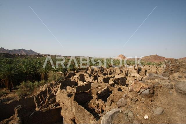 تقع خيبر شمال المدينة المنورة في الحجاز. قبل ظهور الإسلام في القرن السابع الميلادي، كان يسكنها العرب الأصليون، بالإضافة إلى اليهود.