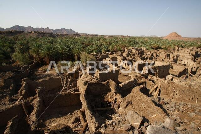 تقع خيبر شمال المدينة المنورة في الحجاز. قبل ظهور الإسلام في القرن السابع الميلادي، كان يسكنها العرب الأصليون، بالإضافة إلى اليهود.