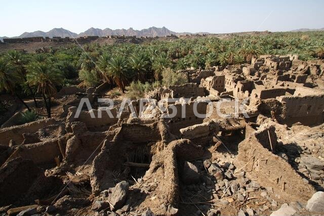 تقع خيبر شمال المدينة المنورة في الحجاز. قبل ظهور الإسلام في القرن السابع الميلادي، كان يسكنها العرب الأصليون، بالإضافة إلى اليهود.