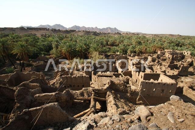 تقع خيبر شمال المدينة المنورة في الحجاز. قبل ظهور الإسلام في القرن السابع الميلادي، كان يسكنها العرب الأصليون، بالإضافة إلى اليهود. تقع خيبر شمال المدينة المنورة في الحجاز. قبل ظهور الإسلام في القرن السابع الميلادي، كان يسكنها العرب الأصليون، بالإضافة إلى اليهود.