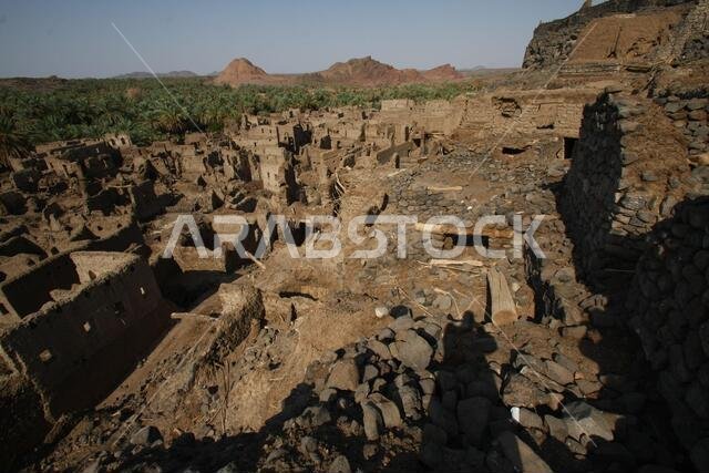 تقع خيبر شمال المدينة المنورة في الحجاز. قبل ظهور الإسلام في القرن السابع الميلادي، كان يسكنها العرب الأصليون، بالإضافة إلى اليهود.