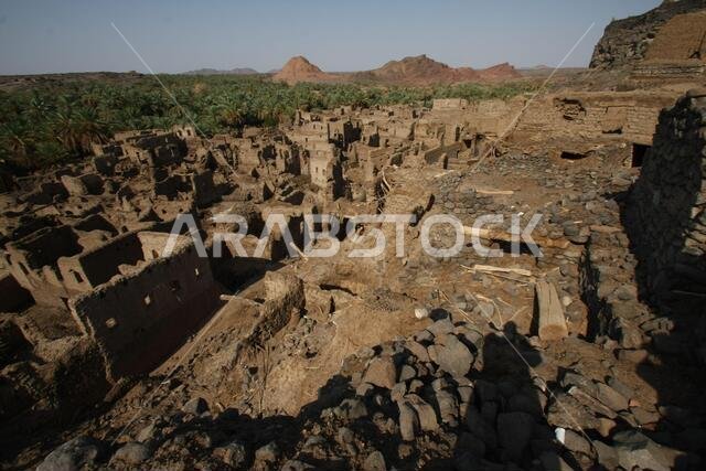 تقع خيبر شمال المدينة المنورة في الحجاز. قبل ظهور الإسلام في القرن السابع الميلادي، كان يسكنها العرب الأصليون، بالإضافة إلى اليهود.
