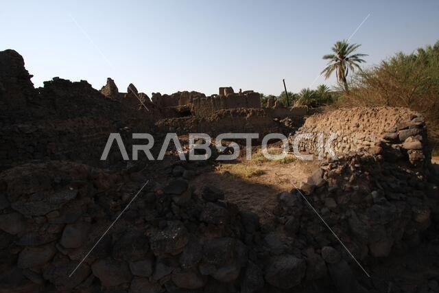 تقع خيبر شمال المدينة المنورة في الحجاز. قبل ظهور الإسلام في القرن السابع الميلادي، كان يسكنها العرب الأصليون، بالإضافة إلى اليهود. تقع خيبر شمال المدينة المنورة في الحجاز. قبل ظهور الإسلام في القرن السابع الميلادي، كان يسكنها العرب الأصليون، بالإضافة إلى اليهود.