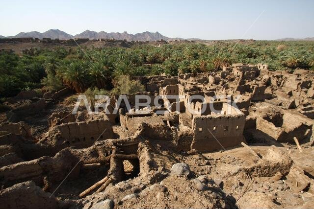 تقع خيبر شمال المدينة المنورة في الحجاز. قبل ظهور الإسلام في القرن السابع الميلادي، كان يسكنها العرب الأصليون، بالإضافة إلى اليهود. تقع خيبر شمال المدينة المنورة في الحجاز. قبل ظهور الإسلام في القرن السابع الميلادي، كان يسكنها العرب الأصليون، بالإضافة إلى اليهود.