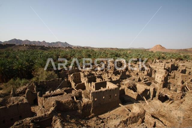 تقع خيبر شمال المدينة المنورة في الحجاز. قبل ظهور الإسلام في القرن السابع الميلادي، كان يسكنها العرب الأصليون، بالإضافة إلى اليهود.