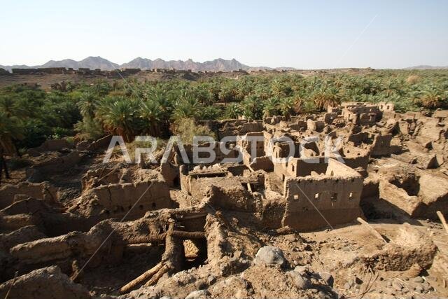 تقع خيبر شمال المدينة المنورة في الحجاز. قبل ظهور الإسلام في القرن السابع الميلادي، كان يسكنها العرب الأصليون، بالإضافة إلى اليهود.