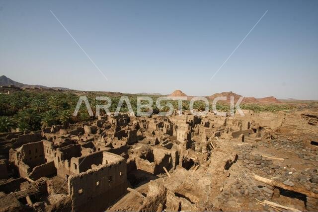 تقع خيبر شمال المدينة المنورة في الحجاز. قبل ظهور الإسلام في القرن السابع الميلادي، كان يسكنها العرب الأصليون، بالإضافة إلى اليهود.