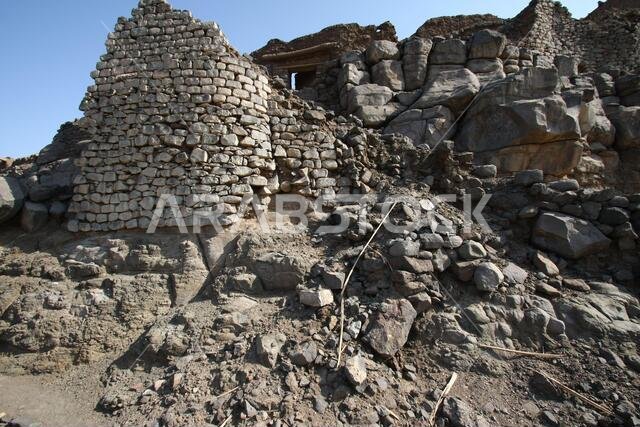 تقع خيبر شمال المدينة المنورة في الحجاز. قبل ظهور الإسلام في القرن السابع الميلادي، كان يسكنها العرب الأصليون، بالإضافة إلى اليهود.